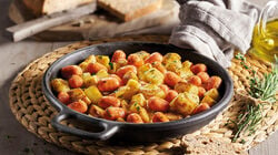 - Saltat de patates amb mini salsitxes