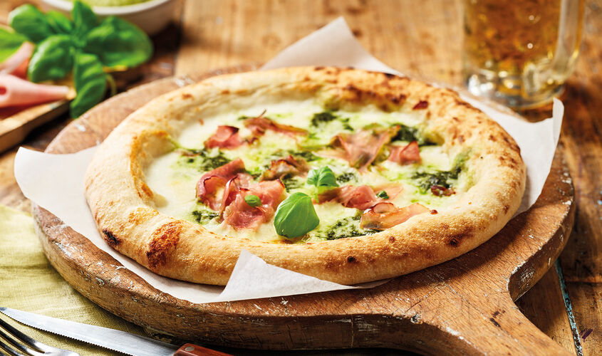 Pizzas - Pizza "Bistrot 25" Bianca amb pernil cuit i salsa d'alfàbrega