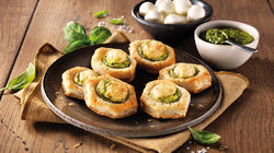 Pizzas - Bocinets de pasta de full al pesto