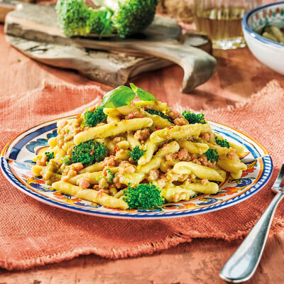 Pasta - Salteado de pasta italiana con br&oacute;coli y salchichas