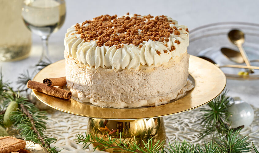 Pastelería - Tarta de merengue con canela y galleta