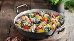 Mezcla de verduras y arroces - Sartén de arroz con salmón salvaje