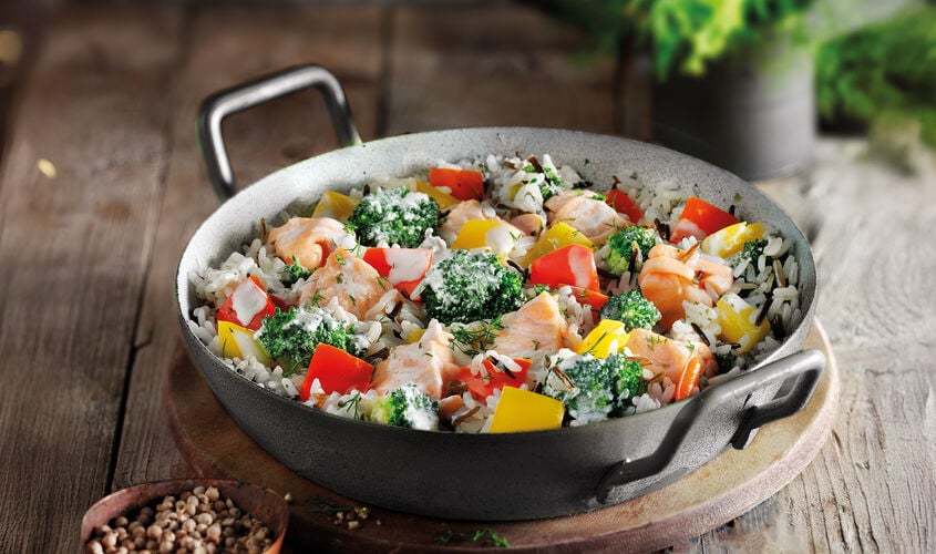Mezcla de verduras y arroces - Sartén de arroz con salmón salvaje