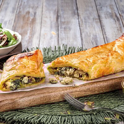 Especialidades - Pasta de full de bacallà amb grelos.