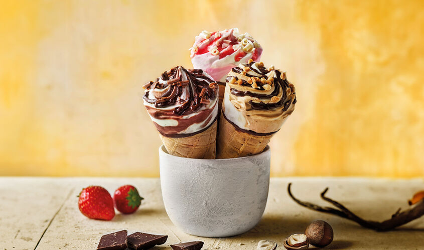 Conos y Sándwiches - Helado de leche con chocolate, Helado de leche con fruta, con extra de chocolate