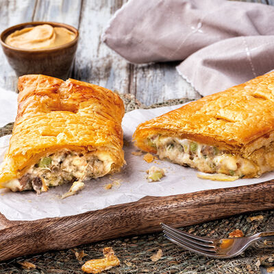 Especialidades - Hojaldre de pollo con queso ahumado