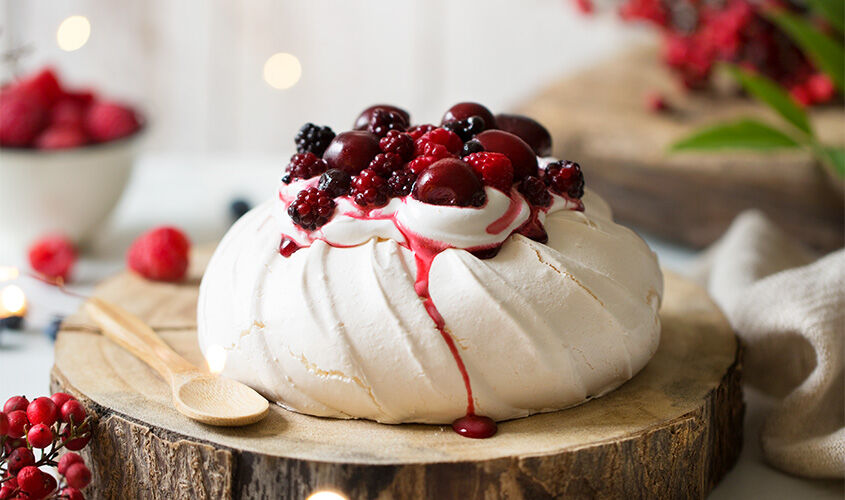 Pavlova con crema de pistacho y arándanos