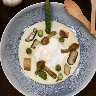 Crema de champi&ntilde;&oacute;n ahumada con esp&aacute;rragos confitados y revuelto de setas. 