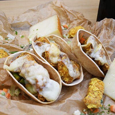 G&oacute;ndolas de chicken nachos y queso gratinado