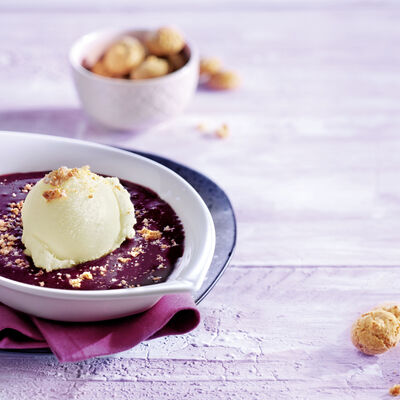 Postre de ar&aacute;ndanos con helado de vainilla bourbon y amarettini