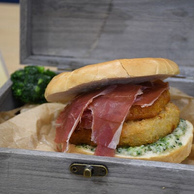 Hamburguesa cruixent de pollastre amb pernil i crema de formatge ib&egrave;rica