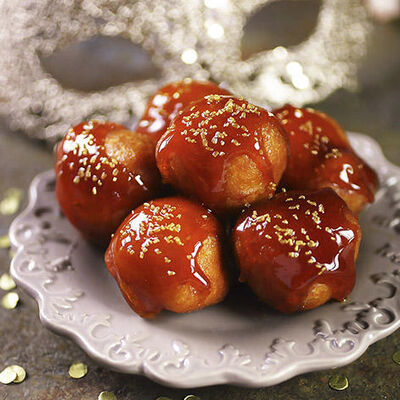 Profiteroles en salsa de caramelo