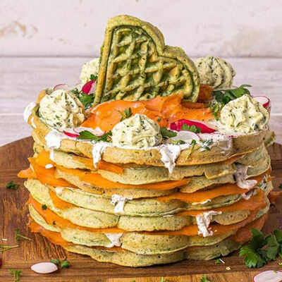 Tarta de gofres de espinacas y salm&oacute;n