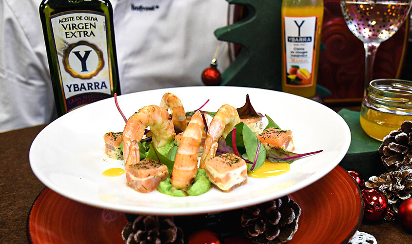 Ensalada tibia de milhojas de salmón y langostinos