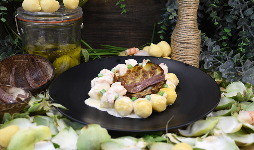 Gnocchi de queso burrata y albahaca con alcachofas y gambones 