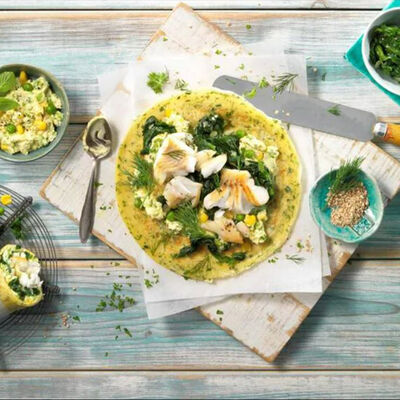 Wrap de tortitas con crema de guisantes, maíz y bacalao