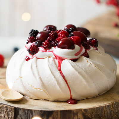 Pavlova con crema de pistacho y ar&aacute;ndanos