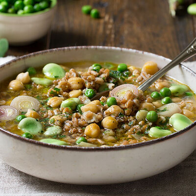 Sopa de espelta con guisantes, garbanzos y habas