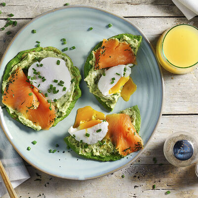Tortitas de guisantes con aguacate, huevo escalfado y salm&oacute;n
