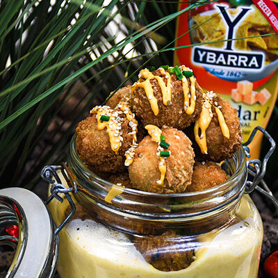 Delicias de vieiras sobre espuma de patata y salsa cheddar