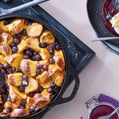 Cazuela de tarta de manzana con helado de Vainilla Bourbon y ar&aacute;ndanos