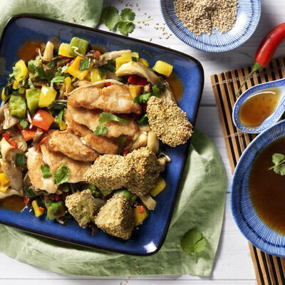 Crujientes gajos de albóndigas de sésamo con pollo al limón sobre verduras asiáticas