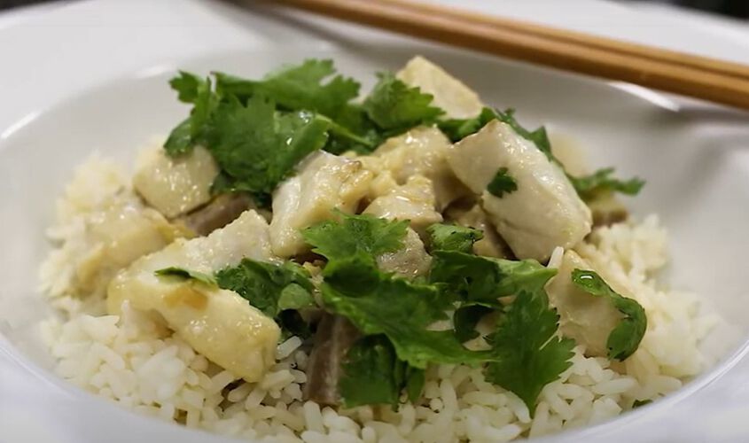 Carboner al curri verd i arr&ograve;s blanc