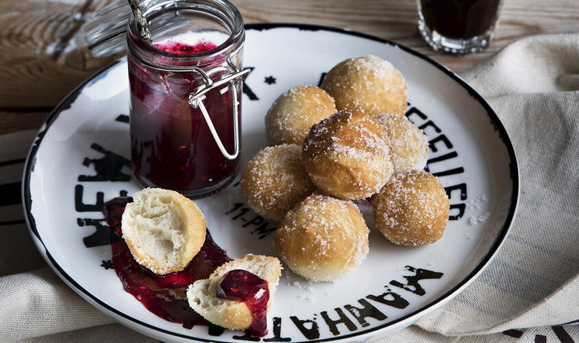 Buñuelos con azúcar y mermelada de frutos del bosque