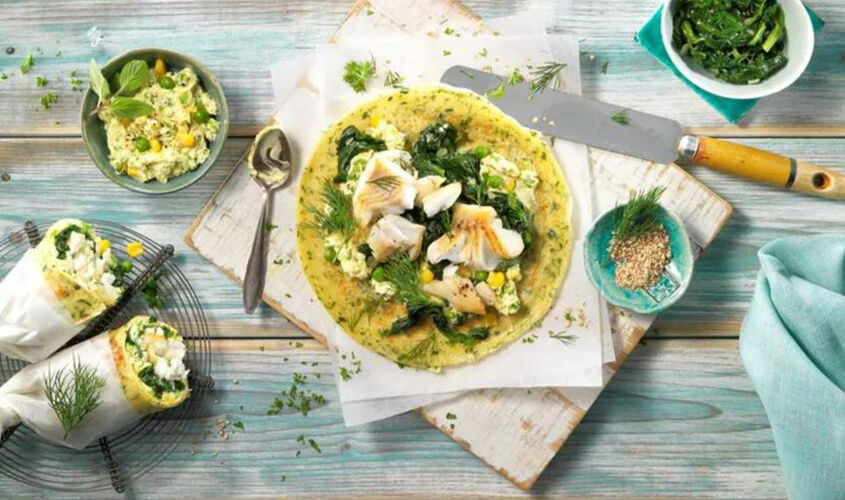 Wrap de coques amb crema de pèsols, blat de moro i bacallà