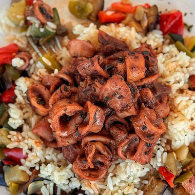Calamares en salsa de cebolla con arroz y verduritas asadas "propuesta de @cocinalover"