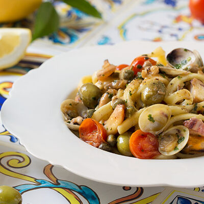 Scialatielli con mariscos, aceitunas y alcaparras