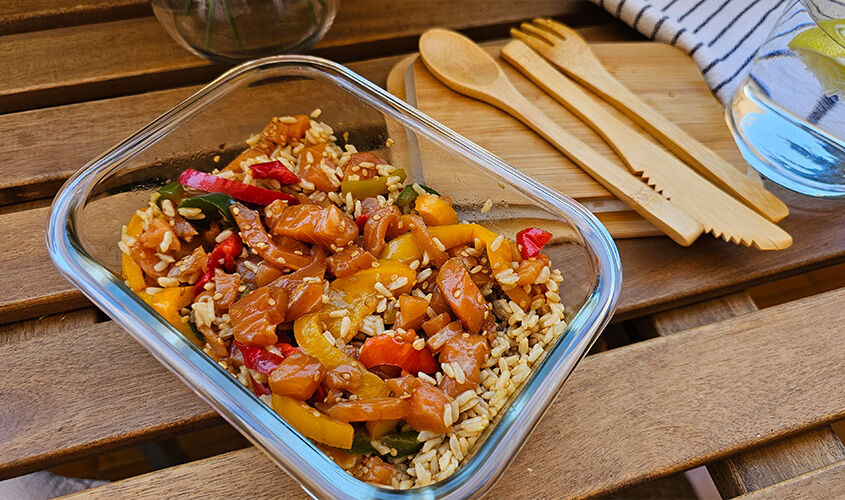 Ensalada de arroz con pimientos y salm&oacute;n marinado "creada por @Angie"