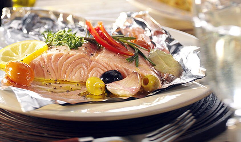  Filete de Salmón con tomates cherry y aceitunas al estilo mediterráneo