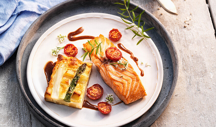 Salmón con tortilla de patatas y espárragos 