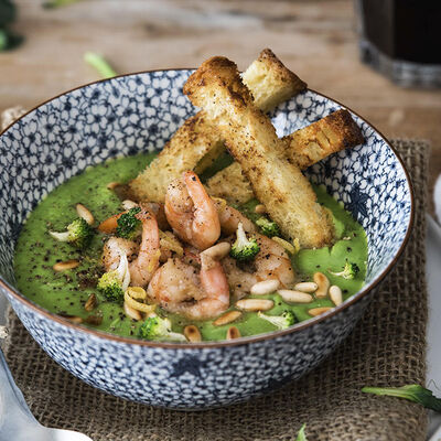 Cues de gamba llagostinera al brandi sobre crema de br&ograve;coli