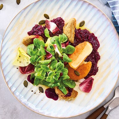 Jalape&ntilde;os con camembert empanado y aderezo de ar&aacute;ndanos 