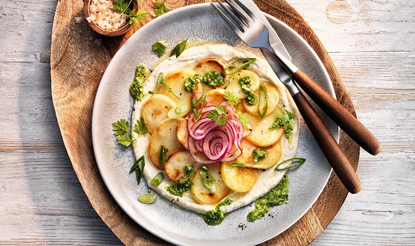 Patates sobre hummus i pesto de br&ograve;coli