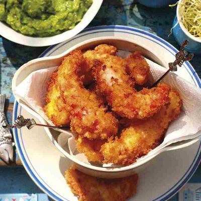 Gambones crujientes con crema de guisantes