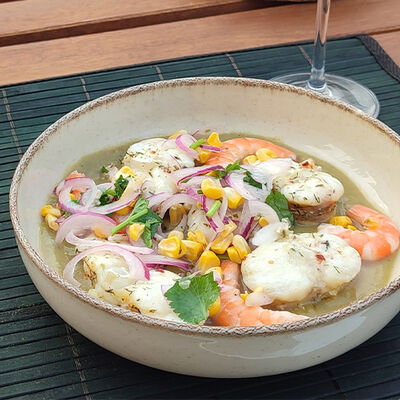 Rape a la lima y jalape&ntilde;o sobre gazpacho de aguacate by pastasushiyotrosvicios