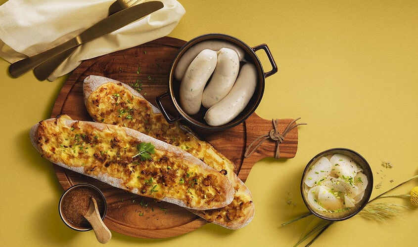 Pastel B&aacute;varo de pan y cebolla con salchichas blancas