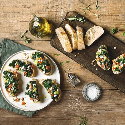 Brushetta d'espinacs a l'estil mediterrani