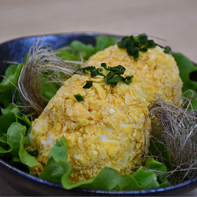 Huevos rellenos de atún y copos de maíz