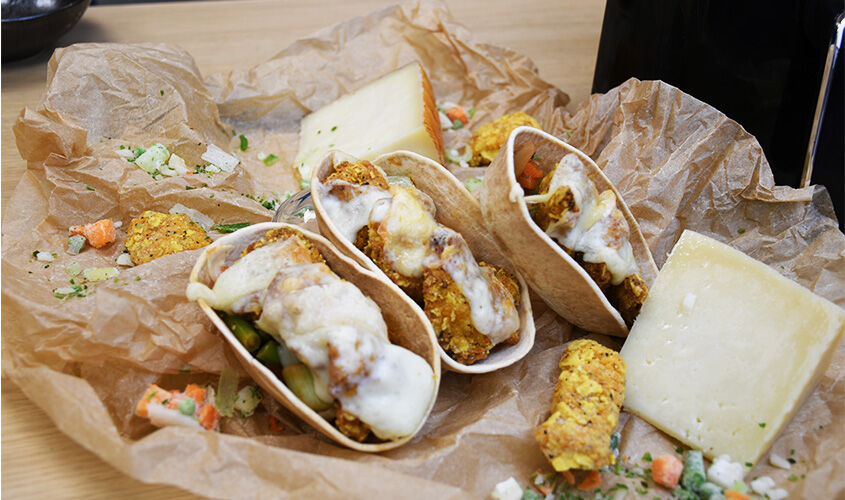 Góndolas de chicken nachos y queso gratinado