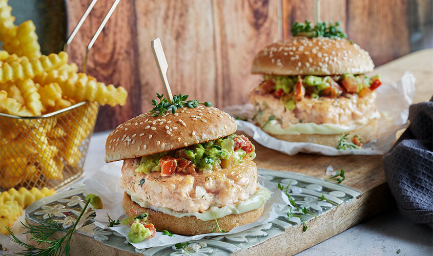 Hamburguesa de merluza a la plancha con salsa de aguacate 