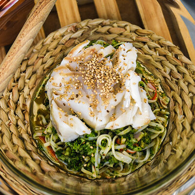 Amanida de cusc&uacute;s de br&ograve;coli, bacall&agrave; i tallarines de mar