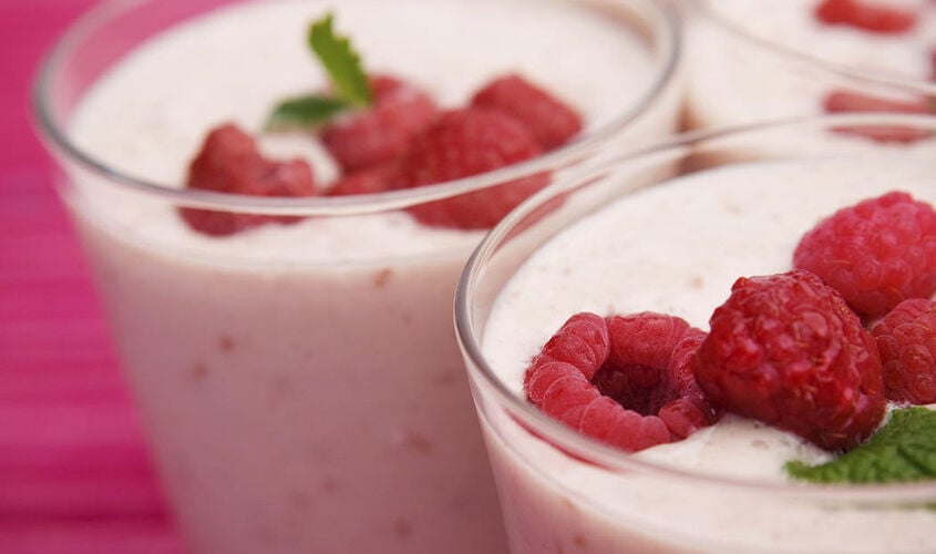 Fruits vermells marinats i gratinats amb gelat de nous