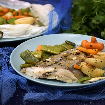 Gallo con salsa meunièr al papillote con verduras
