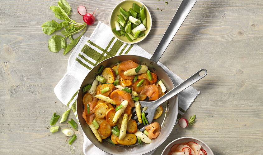 Saltejat d'esp&agrave;rrecs i patates amb salm&oacute; fumat i crema de rave picant