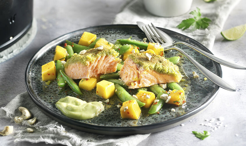 Salmón crujiente cubierto de pistacho con ensalada afrutada