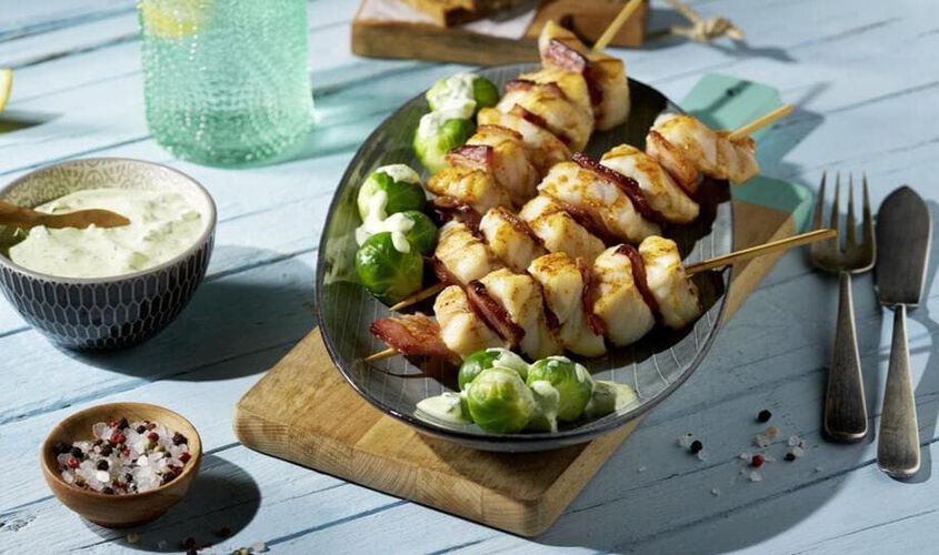 Brochetas de pescado y tocino